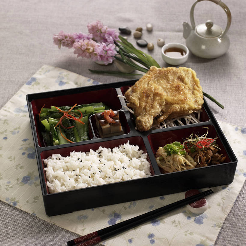 米饭,无人,横图,俯视,室内,特写,白天,烹饪,中餐,幸福,餐桌,茶,筷子,桌子,黄瓜,杯子,餐具,一堆,一双,许多,堆叠,堆积,盛开,布料,饭盒,壶,陶瓷,鸡肉,肉,油炸,芝麻,茶叶,料理,食品,筷架,陶瓷制品,饭,很多,花蕾,布纹,筷枕,文化,娱乐,传统,鸡腿,冷盘,凉拌黄瓜,菜肴,美食,肉类,炸鸡腿,水壶,桌布,花,花瓣,花朵,鲜花,食物,粉色,黑色,餐巾,茶壶,容器,水杯,台布,花苞,花蕊,享受,休闲,温馨,中式,放松,乐趣,冷菜,凉菜,佳肴,便当盒,餐台,中华料理,堆,礼节,筷子架,黑芝麻,五谷,提神,舒适,鸡腿肉,醒脑,礼仪,肉食,脂麻,胡麻,白麻,巨胜子,油麻,茶杯,进餐用具,青瓜,胡瓜,餐桌布,彩图,高角度拍摄,shjb1