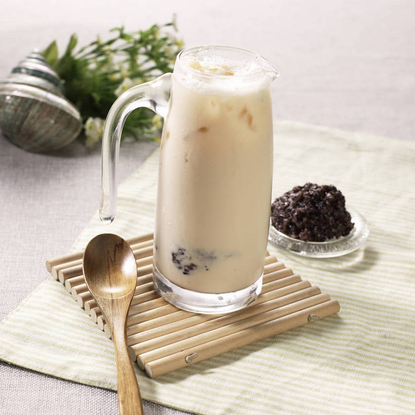 无人,横图,俯视,室内,特写,白天,爱情,餐桌,桌子,杯子,餐具,一把,竹制,装饰,盛开,木制,布料,碟子,盘,勺子,冰,红豆,奶茶,冰块,相思豆,饮品,一杯,花蕾,布纹,冷冻,玻璃制品,桌布,花,花瓣,花朵,鲜花,饮料,盘子,餐巾,木制品,水杯,垫子,调羹,碟,台布,汤匙,花苞,花蕊,寒冷,冬青,冷藏,餐台,华丽,修饰,点缀,冰冷,竹制品,可口,相思,衬托,美观,雅致,雅观,保鲜,适口,玻璃杯,餐桌布,彩图,高角度拍摄,shjb1,红豆奶茶