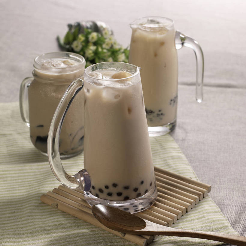 无人,横图,俯视,室内,特写,白天,餐桌,桌子,一把,竹制,盛开,木制,布料,勺子,冰,奶茶,冰块,饮品,花蕾,布纹,冷冻,玻璃制品,桌布,花,花瓣,花朵,鲜花,饮料,三个,玻璃瓶,餐巾,木制品,瓶子,垫子,调羹,台布,汤匙,花苞,花蕊,寒冷,冷藏,餐台,冰冷,竹制品,可口,保鲜,适口,餐桌布,彩图,高角度拍摄,波霸奶茶,珍珠奶茶,shjb1,红豆奶茶