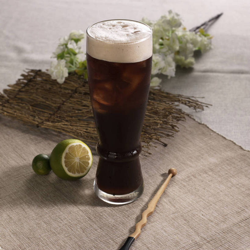 无人,横图,俯视,室内,特写,白天,餐桌,桌子,柠檬,水果,切开,竹制,新鲜,盛开,布料,冰,生食,冰块,食品,果实,饮品,一杯,花蕾,布纹,冷冻,可乐,桌布,花,花瓣,花朵,鲜花,食物,饮料,两个,餐巾,垫子,台布,碳酸饮料,花苞,花蕊,切,搅拌棒,寒冷,有机食品,绿色食品,冷藏,餐台,青柠,莱姆,冰冷,竹制品,可口,剖面,切面,保鲜,适口,益母果,柠果,搅棒,餐桌布,彩图,高角度拍摄,莱檬,shjb1