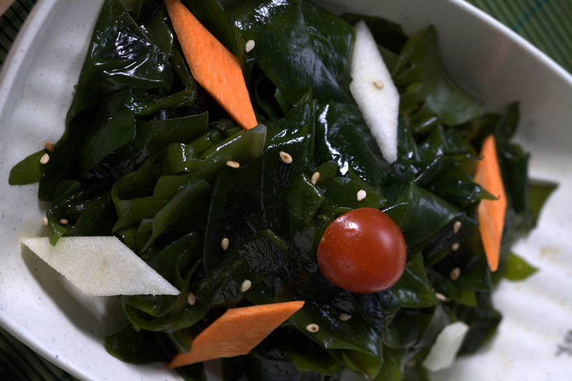 无人,横图,俯视,室内,特写,白天,烹饪,中餐,餐桌,桌子,萝卜,胡萝卜,蔬菜,西红柿,小番茄,新鲜,陶瓷,海带,料理,食品,陶瓷制品,冷盘,菜肴,美食,食物,一个,红色,白色,容器,碗,中式,冷菜,凉菜,佳肴,有机食品,绿色食品,单个,餐台,中华料理,储藏,储存,黄萝卜,番萝卜,江白菜,小西红柿,樱桃小番茄,珍珠小番茄,樱桃番茄,圣女果,红萝卜,甘荀,番茄,彩图,高角度拍摄,丁香萝卜,胡芦菔金,金笋,贮存,shjb1,凉拌海带丝