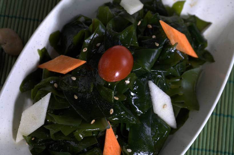 无人,横图,俯视,室内,特写,白天,烹饪,中餐,餐桌,桌子,萝卜,胡萝卜,蔬菜,西红柿,小番茄,新鲜,陶瓷,海带,料理,食品,陶瓷制品,冷盘,菜肴,美食,食物,一个,红色,白色,容器,碗,中式,冷菜,凉菜,佳肴,有机食品,绿色食品,单个,餐台,中华料理,储藏,储存,黄萝卜,番萝卜,江白菜,小西红柿,樱桃小番茄,珍珠小番茄,樱桃番茄,圣女果,红萝卜,甘荀,番茄,彩图,高角度拍摄,丁香萝卜,胡芦菔金,金笋,贮存,shjb1,凉拌海带丝