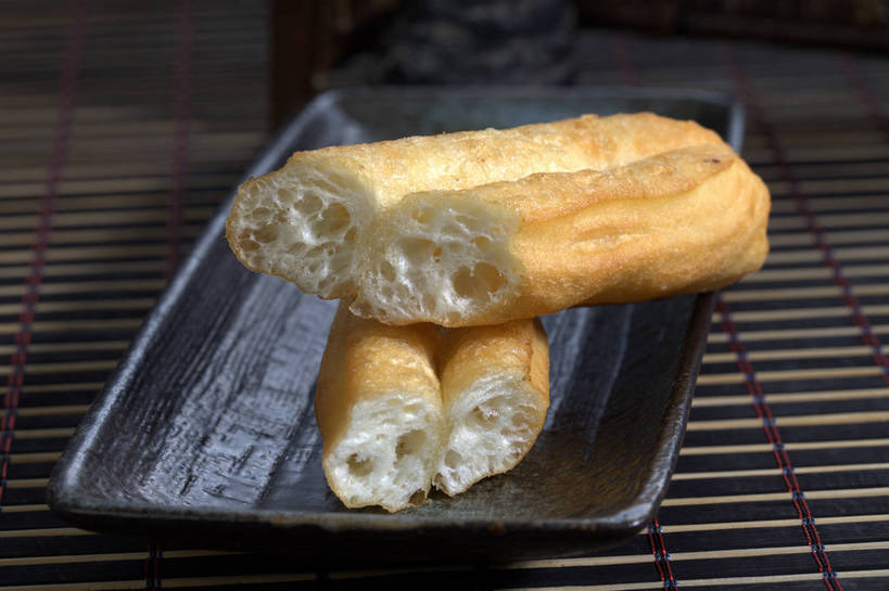 点心,面食,无人,横图,俯视,室内,特写,白天,早餐,餐桌,桌子,餐具,一排,切开,竹制,整齐,碟子,盘,油炸,料理,食品,美食,食物,排列,两个,一个,盘子,垫子,碟,切,中式,早点,麻花,单个,餐台,油条,堆,竹制品,队列,剖面,切面,彩图,高角度拍摄,早饭,油果子,油馍,油炸果,油炸桧,shjb1