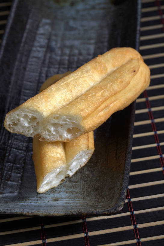 点心,面食,无人,竖图,俯视,室内,特写,白天,早餐,餐桌,桌子,餐具,一排,切开,竹制,整齐,碟子,盘,油炸,料理,食品,美食,食物,排列,两个,一个,盘子,垫子,碟,切,中式,早点,麻花,单个,餐台,油条,堆,竹制品,队列,剖面,切面,彩图,高角度拍摄,早饭,油果子,油馍,油炸果,油炸桧,shjb1