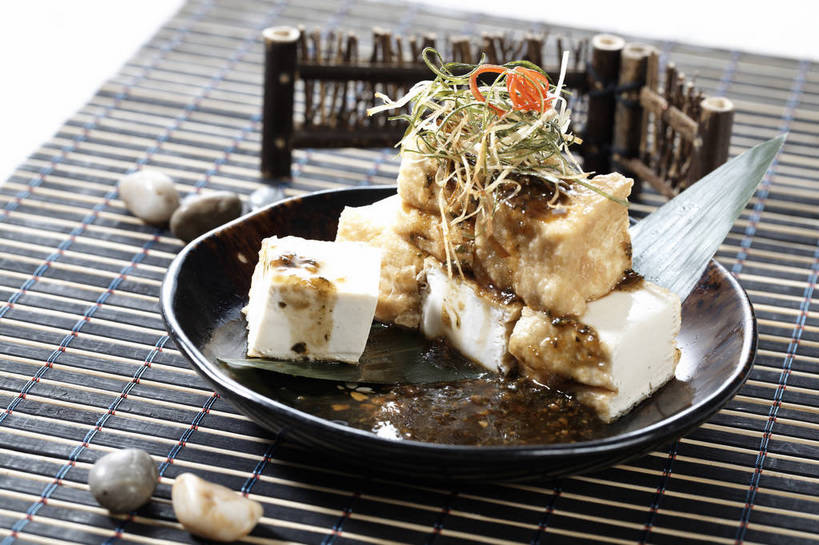 点心,豆腐,无人,横图,俯视,室内,特写,白天,石头,餐桌,桌子,餐具,叶子,一排,许多,竹制,整齐,装饰,碟子,盘,石子,陶瓷,调料,酱料,酱汁,油炸,佐料,料理,食品,绿叶,陶瓷制品,调味品,很多,调味料,酱,甜面酱,小吃,美食,臭豆腐,食物,排列,一个,盘子,垫子,碟,中式,嫩叶,鹅卵石,单个,餐台,堆,甜酱,华丽,修饰,点缀,竹制品,豆制品,队列,按摩石,衬托,美观,雅致,雅观,叶,叶片,石块,彩图,高角度拍摄,shjb1,臭干子