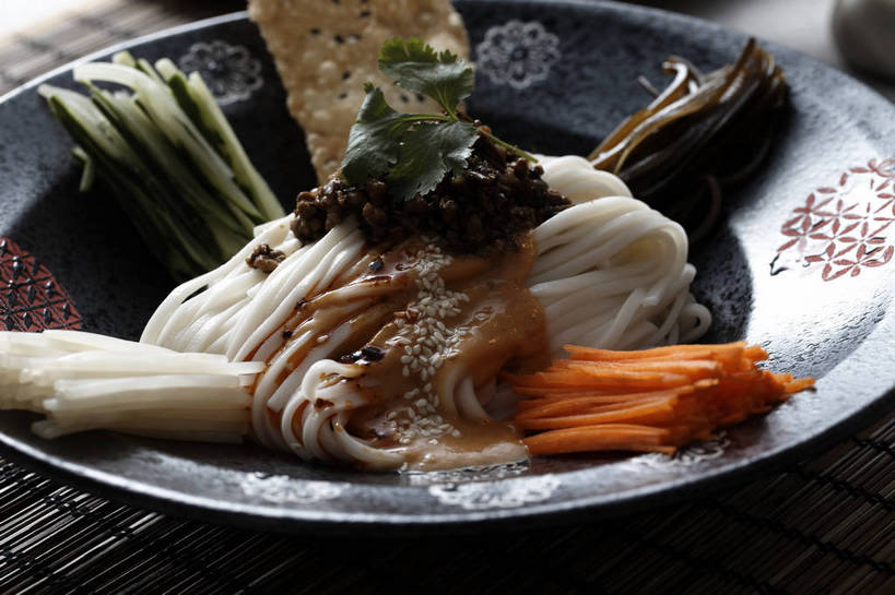 面食,面条,无人,横图,俯视,室内,特写,白天,烹饪,中餐,餐桌,桌子,萝卜,胡萝卜,黄瓜,蔬菜,餐具,一堆,许多,堆叠,堆积,竹制,新鲜,碟子,盘,陶瓷,调料,海带,酱料,酱汁,面,佐料,料理,食品,陶瓷制品,冷面,凉面,调味品,很多,调味料,酱,菜肴,美食,食物,一个,盘子,垫子,碟,中式,佳肴,有机食品,绿色食品,单个,餐台,中华料理,堆,竹制品,黄萝卜,番萝卜,江白菜,青瓜,胡瓜,红萝卜,甘荀,彩图,高角度拍摄,丁香萝卜,胡芦菔金,金笋,shjb1