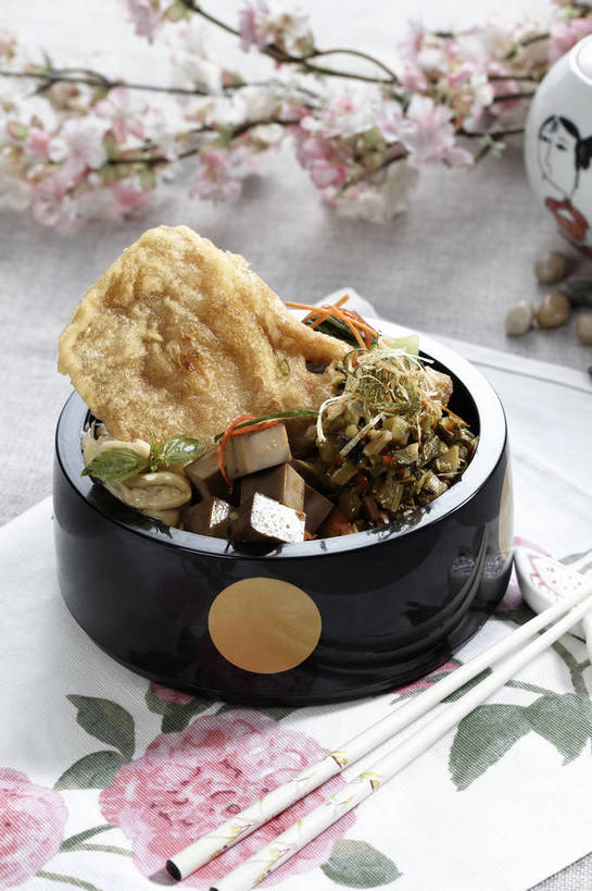 豆腐,无人,竖图,俯视,室内,特写,白天,烹饪,幸福,纯洁,餐桌,筷子,桌子,樱花,蔬菜,餐具,一双,竹制,新鲜,盛开,木制,布料,鸡肉,肉,油炸,料理,食品,枝条,筷架,花蕾,布纹,筷枕,文化,传统,豆腐干,雪菜,菜肴,美食,肉类,桌布,花,花瓣,花朵,鲜花,树枝,食物,一个,粉色,餐巾,木制品,容器,垫子,台布,碗,花苞,花蕊,佳肴,有机食品,绿色食品,单个,餐台,等待,储藏,豆干,礼节,筷子架,竹制品,生命,豆制品,储存,鸡排,礼仪,肉食,仙樱花,福岛樱,青肤樱,高尚,雪里红,热烈,虬枝,枝杈,进餐用具,荆桃,餐桌布,彩图,高角度拍摄,雪里蕻,干子,素火腿,贮存,炸鸡排,shjb1