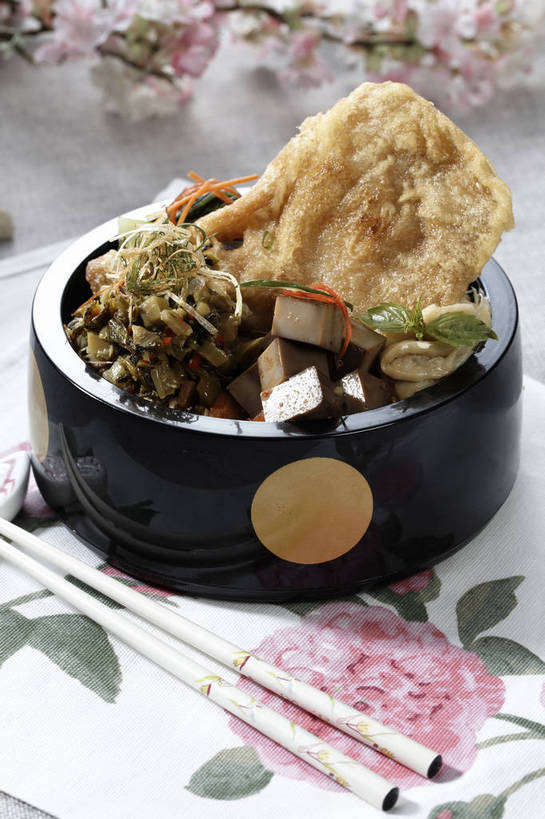 豆腐,无人,竖图,俯视,室内,特写,白天,烹饪,幸福,纯洁,餐桌,筷子,桌子,樱花,蔬菜,餐具,一双,竹制,新鲜,盛开,木制,布料,鸡肉,肉,油炸,料理,食品,枝条,筷架,花蕾,布纹,筷枕,文化,传统,豆腐干,雪菜,菜肴,美食,肉类,桌布,花,花瓣,花朵,鲜花,树枝,食物,一个,粉色,餐巾,木制品,容器,垫子,台布,碗,花苞,花蕊,佳肴,有机食品,绿色食品,单个,餐台,等待,储藏,豆干,礼节,筷子架,竹制品,生命,豆制品,储存,鸡排,礼仪,肉食,仙樱花,福岛樱,青肤樱,高尚,雪里红,热烈,虬枝,枝杈,进餐用具,荆桃,餐桌布,彩图,高角度拍摄,雪里蕻,干子,素火腿,贮存,炸鸡排,shjb1