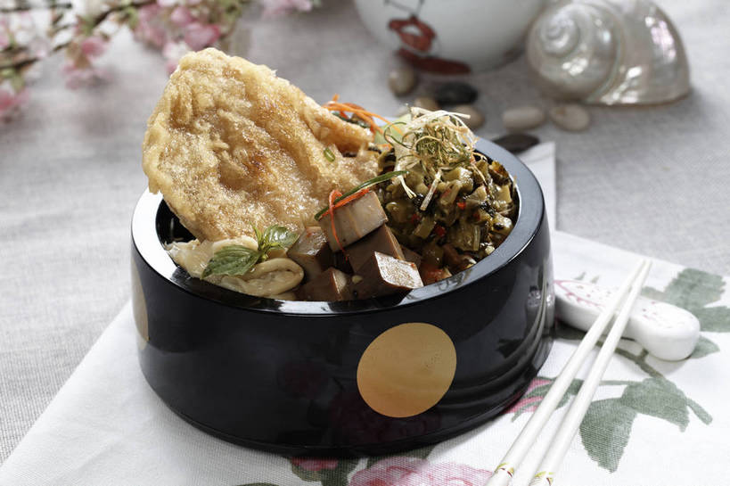 豆腐,无人,横图,俯视,室内,特写,白天,烹饪,幸福,纯洁,餐桌,筷子,桌子,樱花,蔬菜,餐具,一双,竹制,新鲜,盛开,木制,布料,鸡肉,肉,油炸,料理,食品,枝条,筷架,花蕾,布纹,筷枕,文化,传统,豆腐干,雪菜,菜肴,美食,肉类,桌布,花,花瓣,花朵,鲜花,树枝,食物,粉色,餐巾,木制品,容器,垫子,台布,碗,花苞,花蕊,佳肴,有机食品,绿色食品,餐台,等待,储藏,豆干,礼节,筷子架,竹制品,生命,豆制品,储存,鸡排,礼仪,肉食,仙樱花,福岛樱,青肤樱,高尚,雪里红,热烈,虬枝,枝杈,进餐用具,荆桃,餐桌布,彩图,高角度拍摄,雪里蕻,干子,素火腿,贮存,炸鸡排,shjb1