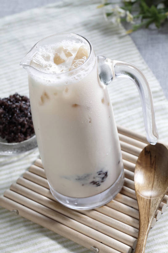 无人,竖图,俯视,室内,特写,白天,爱情,餐桌,桌子,杯子,餐具,一把,竹制,装饰,盛开,木制,布料,碟子,盘,勺子,冰,红豆,奶茶,冰块,相思豆,饮品,一杯,花蕾,布纹,冷冻,玻璃制品,桌布,花,花瓣,花朵,鲜花,饮料,盘子,餐巾,木制品,水杯,垫子,调羹,碟,台布,汤匙,花苞,花蕊,寒冷,冬青,冷藏,餐台,华丽,修饰,点缀,冰冷,竹制品,可口,相思,衬托,美观,雅致,雅观,保鲜,适口,玻璃杯,餐桌布,彩图,高角度拍摄,shjb1,红豆奶茶