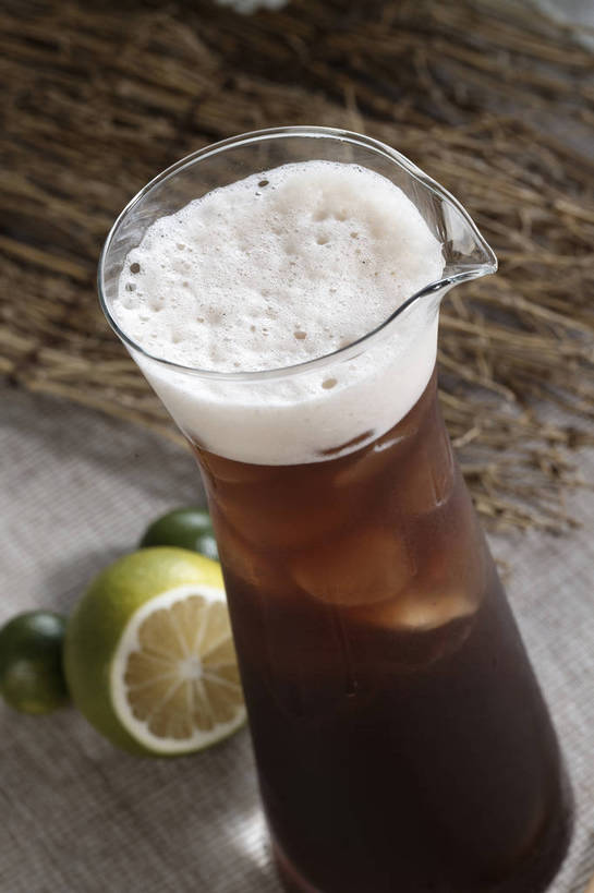 无人,竖图,俯视,室内,特写,白天,餐桌,桌子,柠檬,杯子,水果,切开,竹制,新鲜,布料,冰,生食,冰块,食品,果实,饮品,一杯,布纹,冷冻,可乐,玻璃制品,桌布,食物,饮料,两个,一个,餐巾,水杯,垫子,台布,碳酸饮料,切,寒冷,有机食品,绿色食品,冷藏,单个,餐台,青柠,莱姆,冰冷,竹制品,可口,剖面,切面,保鲜,适口,玻璃杯,益母果,柠果,餐桌布,彩图,高角度拍摄,莱檬,shjb1