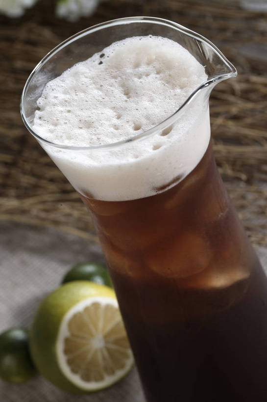 无人,竖图,俯视,室内,特写,白天,餐桌,桌子,柠檬,杯子,水果,切开,竹制,新鲜,布料,冰,生食,冰块,食品,果实,饮品,一杯,布纹,冷冻,可乐,玻璃制品,桌布,食物,饮料,两个,一个,餐巾,水杯,垫子,台布,碳酸饮料,切,寒冷,有机食品,绿色食品,冷藏,单个,餐台,青柠,莱姆,冰冷,竹制品,可口,剖面,切面,保鲜,适口,玻璃杯,益母果,柠果,餐桌布,彩图,高角度拍摄,莱檬,shjb1