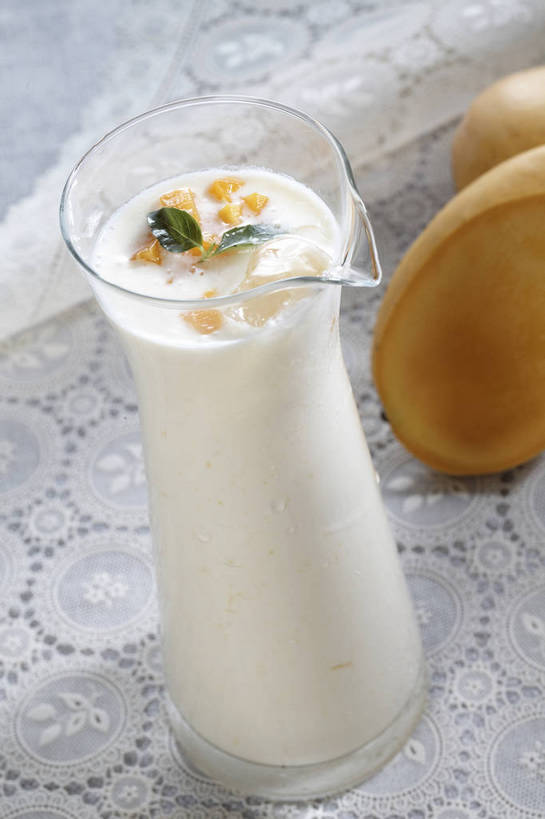 无人,竖图,俯视,室内,特写,白天,餐桌,桌子,芒果,杯子,水果,新鲜,布料,生食,食品,甜点,甜品,果实,一杯,布纹,玻璃制品,桌布,食物,饮料,两个,一个,餐巾,水杯,台布,甜食,冰淇淋,有机食品,绿色食品,单个,餐台,鲜奶,奶昔,玻璃杯,望果,蜜望,檬果,闷果,漭果,杧果,庵波罗果,餐桌布,彩图,高角度拍摄,芒果奶昔,shjb1