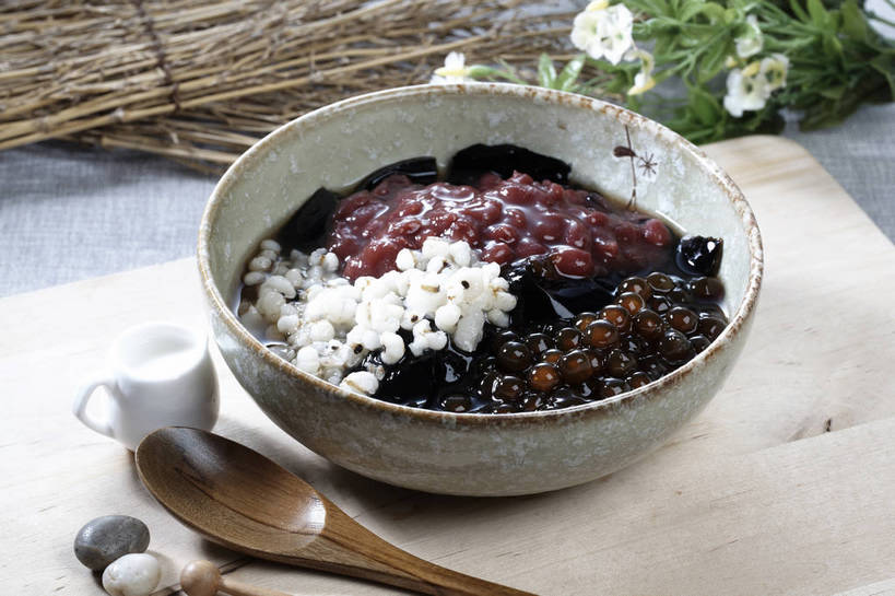 点心,无人,横图,俯视,室内,特写,白天,石头,餐桌,桌子,餐具,一把,一堆,许多,堆叠,堆积,装饰,盛开,木制,碟子,盘,石子,珍珠,勺子,陶瓷,食品,甜点,甜品,红豆沙,陶瓷制品,很多,花蕾,中药,花,花瓣,花朵,鲜花,食物,糕点,盘子,木制品,容器,调羹,碟,汤匙,碗,甜食,奶油,花苞,花蕊,鹅卵石,餐台,储藏,堆,华丽,修饰,点缀,乳制品,储存,奶精,按摩石,薏米,豆沙,薏仁,衬托,美观,雅致,雅观,苡米,苡仁,薏苡仁,激凌,克林姆,淇淋,米仁,石块,仙草,彩图,高角度拍摄,贮存,豆蓉,红豆泥,shjb1,咖啡伴侣,烧仙草