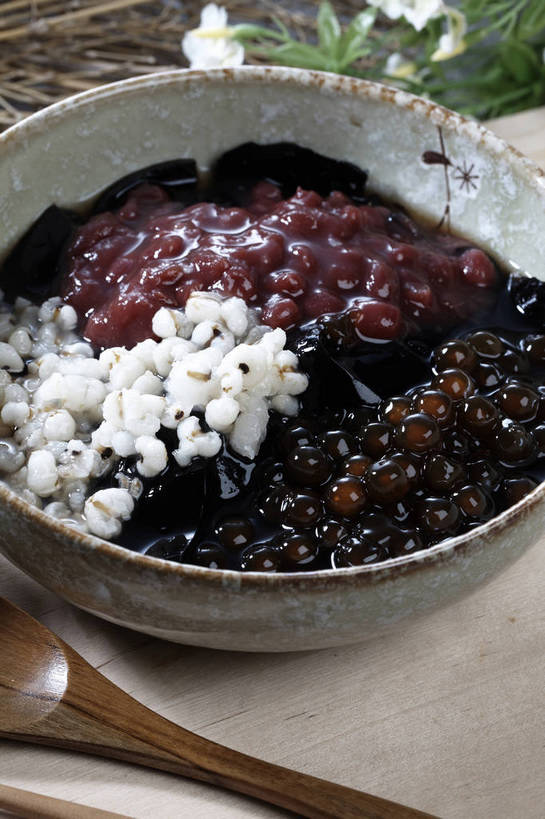 点心,无人,竖图,俯视,室内,特写,白天,石头,餐桌,桌子,餐具,一把,一堆,许多,堆叠,堆积,装饰,盛开,木制,碟子,盘,石子,珍珠,勺子,陶瓷,食品,甜点,甜品,红豆沙,陶瓷制品,很多,花蕾,中药,花,花瓣,花朵,鲜花,食物,糕点,盘子,木制品,容器,调羹,碟,汤匙,碗,甜食,奶油,花苞,花蕊,鹅卵石,餐台,储藏,堆,华丽,修饰,点缀,乳制品,储存,奶精,按摩石,薏米,豆沙,薏仁,衬托,美观,雅致,雅观,苡米,苡仁,薏苡仁,激凌,克林姆,淇淋,米仁,石块,仙草,彩图,高角度拍摄,贮存,豆蓉,红豆泥,shjb1,咖啡伴侣,烧仙草