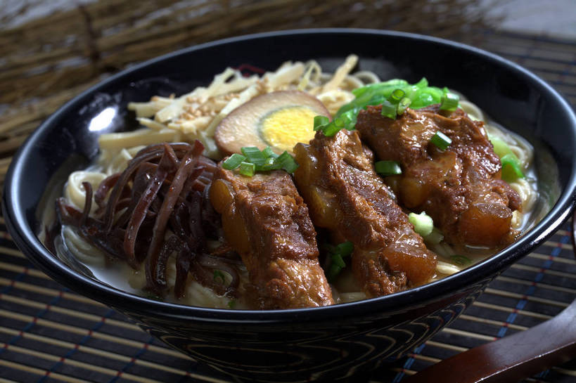 面食,面条,无人,横图,俯视,室内,特写,白天,烹饪,餐桌,桌子,蔬菜,一把,切开,竹制,新鲜,木制,勺子,陶瓷,葱,豆芽,青葱,竹笋,蛋,海带,鸡蛋,面,肉,日本料理,料理,食品,陶瓷制品,半个,拉面,笋,菜肴,美食,肉类,食物,一个,木制品,容器,垫子,调羹,汤匙,碗,日式料理,切,一半,日式,佳肴,有机食品,绿色食品,单个,餐台,储藏,竹制品,储存,豆芽菜,剖面,肉食,切面,芽苗菜,卵,江白菜,彩图,高角度拍摄,鸡卵,鸡子,贮存,shjb1,豚骨拉面