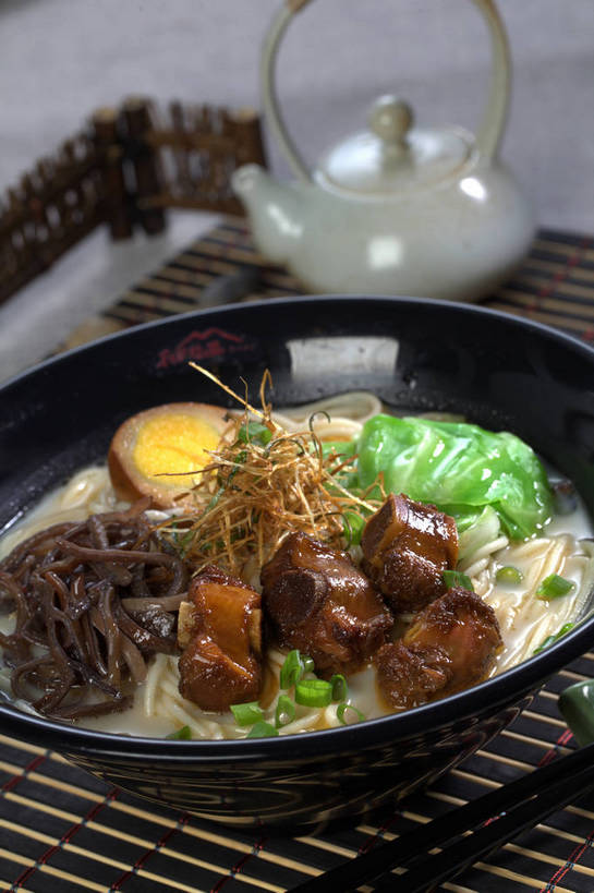 面食,面条,无人,竖图,俯视,室内,特写,白天,烹饪,中餐,餐桌,筷子,桌子,蔬菜,椰菜,卷心菜,餐具,一双,切开,竹制,新鲜,壶,陶瓷,蛋,海带,鸡蛋,面,肉,料理,食品,筷架,陶瓷制品,半个,筷枕,文化,传统,拉面,猪肉,菜肴,美食,肉类,水壶,食物,一个,茶壶,容器,垫子,碗,切,一半,中式,甘蓝,佳肴,有机食品,绿色食品,单个,餐台,中华料理,储藏,礼节,筷子架,竹制品,储存,礼仪,剖面,肉食,切面,豚肉,卵,江白菜,甘蓝菜,进餐用具,结球甘蓝,甘兰,包心菜,彩图,高角度拍摄,酸甜,糖醋菜,糖醋肉段,圆白菜,鸡卵,鸡子,贮存,扯面,甩面,拽面,shjb1