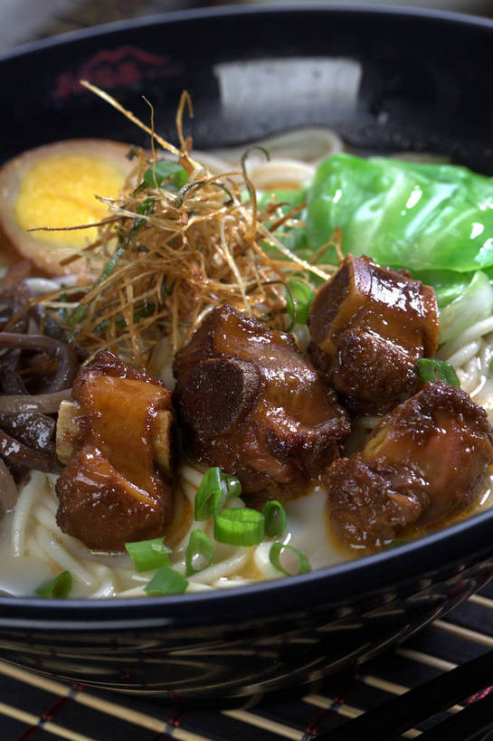 面食,面条,无人,竖图,俯视,室内,特写,白天,烹饪,中餐,餐桌,桌子,蔬菜,椰菜,卷心菜,切开,竹制,新鲜,陶瓷,蛋,海带,鸡蛋,面,肉,料理,食品,陶瓷制品,半个,拉面,猪肉,菜肴,美食,肉类,食物,一个,容器,垫子,碗,切,一半,中式,甘蓝,佳肴,有机食品,绿色食品,单个,餐台,中华料理,储藏,竹制品,储存,剖面,肉食,切面,豚肉,卵,江白菜,甘蓝菜,结球甘蓝,甘兰,包心菜,彩图,高角度拍摄,酸甜,糖醋菜,糖醋肉段,圆白菜,鸡卵,鸡子,贮存,扯面,甩面,拽面,shjb1