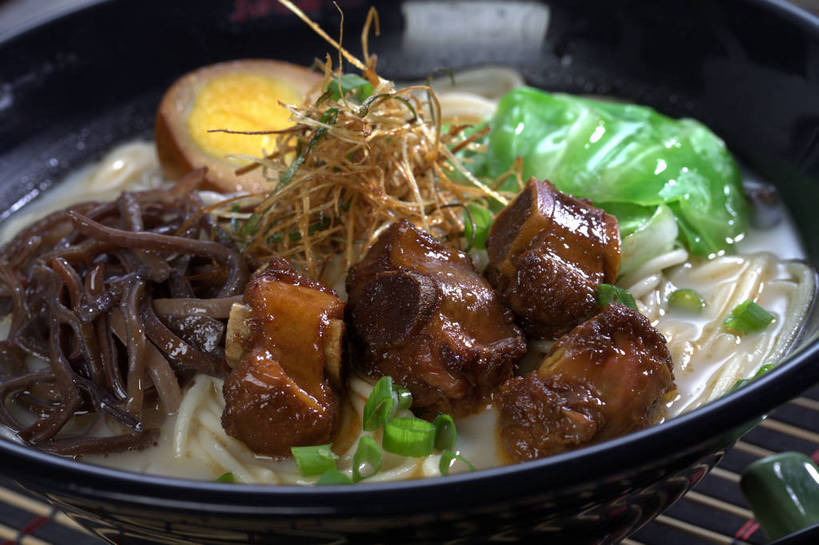 面食,面条,无人,横图,俯视,室内,特写,白天,烹饪,中餐,餐桌,桌子,蔬菜,椰菜,卷心菜,切开,竹制,新鲜,陶瓷,蛋,海带,鸡蛋,面,肉,料理,食品,筷架,陶瓷制品,半个,筷枕,拉面,猪肉,菜肴,美食,肉类,食物,一个,容器,垫子,碗,切,一半,中式,甘蓝,佳肴,有机食品,绿色食品,单个,餐台,中华料理,储藏,筷子架,竹制品,储存,剖面,肉食,切面,豚肉,卵,江白菜,甘蓝菜,结球甘蓝,甘兰,包心菜,彩图,高角度拍摄,酸甜,糖醋菜,糖醋肉段,圆白菜,鸡卵,鸡子,贮存,扯面,甩面,拽面,shjb1