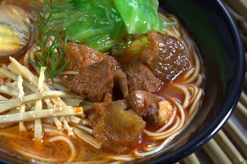 面食,面条,无人,横图,俯视,室内,特写,白天,烹饪,中餐,餐桌,桌子,蔬菜,椰菜,卷心菜,切开,新鲜,陶瓷,竹笋,蛋,鸡蛋,面,肉,牛肉,料理,食品,陶瓷制品,半个,笋,菜肴,美食,肉类,食物,一个,容器,碗,切,一半,中式,甘蓝,佳肴,牛肉面,有机食品,绿色食品,单个,餐台,中华料理,储藏,迷迭香,储存,剖面,肉食,切面,海洋之露,卵,甘蓝菜,结球甘蓝,甘兰,包心菜,彩图,高角度拍摄,圆白菜,鸡卵,鸡子,贮存,牛腱,半筋半肉牛肉面,shjb1