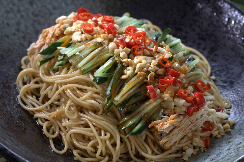 面食,面条,无人,横图,俯视,室内,特写,白天,烹饪,中餐,黄瓜,辣椒,蔬菜,餐具,一堆,许多,堆叠,堆积,新鲜,碟子,盘,调味,面,香料,佐料,料理,食品,冷面,凉面,很多,菜肴,美食,食物,一个,盘子,碟,中式,佳肴,有机食品,绿色食品,单个,中华料理,堆,配料,辣角,红海椒,大椒,辣虎,广椒,作料,青瓜,辣子,胡瓜,红辣椒,海椒,番椒,彩图,高角度拍摄,shjb1