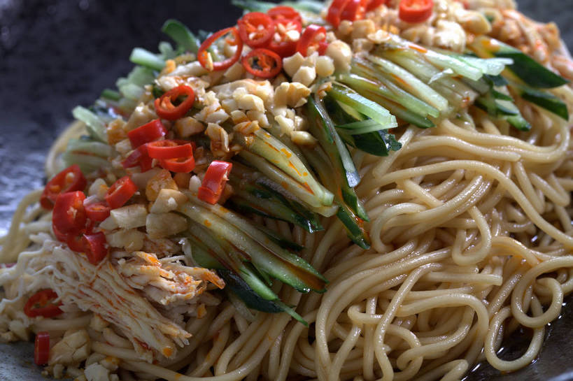 面食,面条,无人,横图,俯视,室内,特写,白天,烹饪,中餐,黄瓜,辣椒,蔬菜,餐具,一堆,许多,堆叠,堆积,新鲜,碟子,盘,调味,面,香料,佐料,料理,食品,冷面,凉面,很多,菜肴,美食,食物,一个,盘子,碟,中式,佳肴,有机食品,绿色食品,单个,中华料理,堆,配料,辣角,红海椒,大椒,辣虎,广椒,作料,青瓜,辣子,胡瓜,红辣椒,海椒,番椒,彩图,高角度拍摄,shjb1