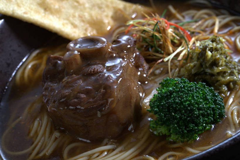 面食,面条,无人,横图,俯视,室内,特写,白天,烹饪,餐桌,桌子,蔬菜,新鲜,陶瓷,西兰花,面,肉,日本料理,料理,食品,陶瓷制品,拉面,雪菜,菜肴,美食,肉类,食物,一个,黑色,容器,碗,日式料理,日式,佳肴,有机食品,绿色食品,单个,餐台,储藏,储存,肉食,雪里红,甘蓝花,彩图,高角度拍摄,雪里蕻,绿菜花,绿花菜,青花菜,蔬菜皇冠,贮存,shjb1,豚骨拉面