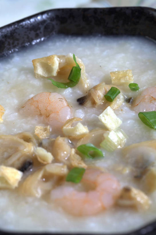 豆腐,无人,竖图,俯视,室内,特写,白天,烹饪,中餐,餐桌,桌子,布料,陶瓷,葱,青葱,调味,谷类,谷物,肉,香料,粥,佐料,料理,食品,陶瓷制品,米,布纹,豆腐干,菜肴,美食,肉类,香,桌布,食物,一个,餐巾,容器,台布,碗,中式,佳肴,单个,餐台,中华料理,储藏,豆干,虾肉,配料,豆制品,储存,肉食,作料,广东菜,粤菜,餐桌布,彩图,高角度拍摄,糜,干子,素火腿,贮存,shjb1,海鲜粥