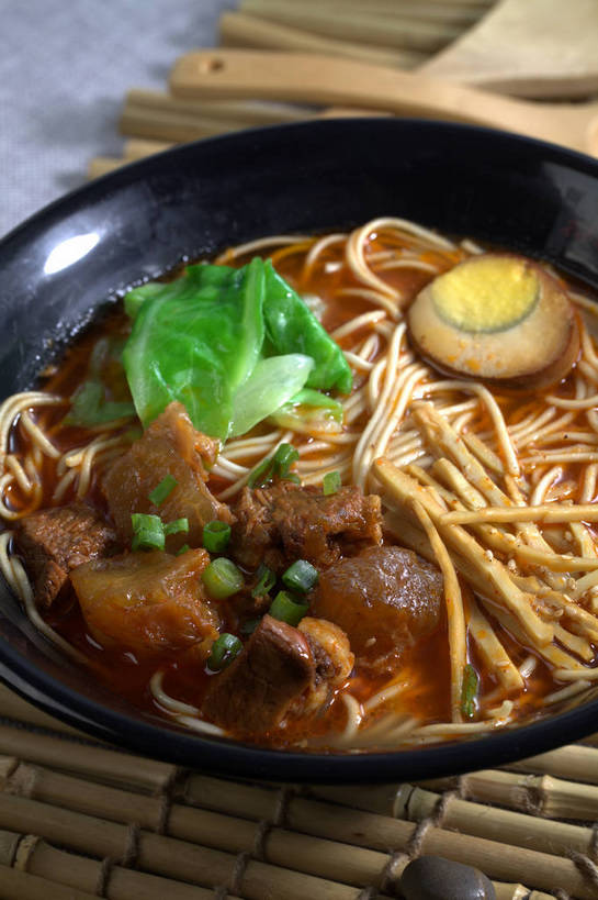 面食,面条,无人,竖图,俯视,室内,特写,白天,烹饪,中餐,石头,餐桌,桌子,蔬菜,椰菜,卷心菜,餐具,切开,竹制,新鲜,木制,叉子,石子,勺子,陶瓷,葱,青葱,竹笋,蛋,鸡蛋,面,肉,牛肉,料理,食品,陶瓷制品,半个,笋,菜肴,美食,肉类,食物,一个,木制品,容器,垫子,调羹,汤匙,碗,切,一半,中式,鹅卵石,甘蓝,佳肴,牛肉面,有机食品,绿色食品,单个,餐台,中华料理,储藏,竹制品,储存,剖面,肉食,按摩石,餐叉,切面,卵,甘蓝菜,进餐用具,石块,结球甘蓝,甘兰,包心菜,彩图,高角度拍摄,圆白菜,鸡卵,鸡子,贮存,牛腱,半筋半肉牛肉面,shjb1