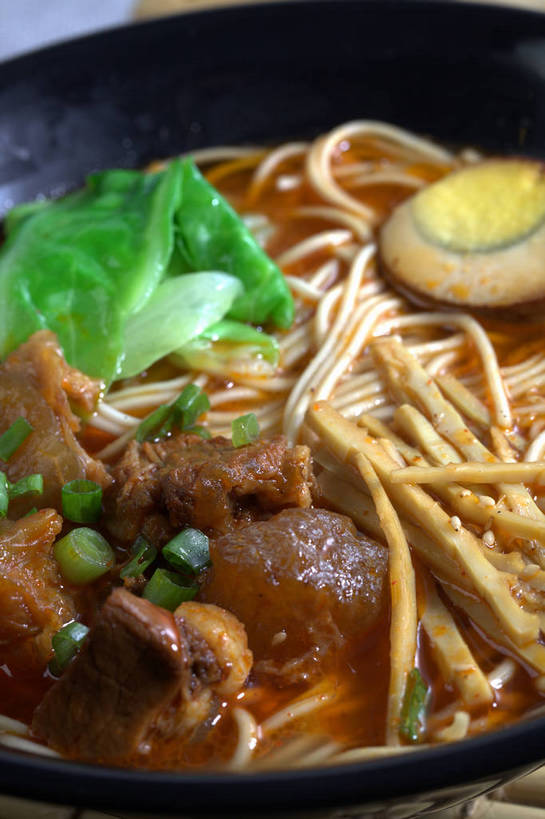 面食,面条,无人,竖图,俯视,室内,特写,白天,烹饪,中餐,石头,蔬菜,椰菜,卷心菜,餐具,切开,新鲜,木制,叉子,石子,勺子,陶瓷,葱,青葱,竹笋,蛋,鸡蛋,面,肉,牛肉,料理,食品,陶瓷制品,半个,笋,菜肴,美食,肉类,食物,一个,木制品,容器,调羹,汤匙,碗,切,一半,中式,鹅卵石,甘蓝,佳肴,牛肉面,有机食品,绿色食品,单个,中华料理,储藏,储存,剖面,肉食,按摩石,餐叉,切面,卵,甘蓝菜,进餐用具,石块,结球甘蓝,甘兰,包心菜,彩图,高角度拍摄,圆白菜,鸡卵,鸡子,贮存,牛腱,半筋半肉牛肉面,shjb1