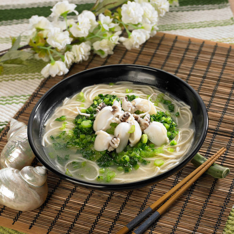 海鲜,面食,面条,无人,横图,俯视,室内,特写,白天,烹饪,餐桌,筷子,桌子,乌贼,餐具,一双,竹制,装饰,盛开,布料,陶瓷,青菜,面,肉,鱼肉,料理,食品,筷架,陶瓷制品,海螺,海鲜面,花蕾,布纹,筷枕,文化,传统,水产,菜肴,美食,肉类,海洋生物,无脊椎动物,桌布,花,花瓣,花朵,鲜花,食物,两个,一个,白色,黑色,餐巾,容器,垫子,台布,碗,花苞,花蕊,佳肴,单个,餐台,储藏,礼节,华丽,修饰,软体动物,筷子架,峨螺,点缀,竹制品,储存,水生动物,汤面,海产品,小白菜,礼仪,水生物,肉食,海底动物,衬托,美观,雅致,雅观,乌鲗,乌鱼,不结球白菜,无脊椎非鱼类,进餐用具,墨鱼,墨斗鱼,花枝,餐桌布,彩图,高角度拍摄,贮存,shjb1,鱿鱼汤面