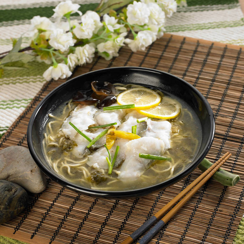 面食,面条,无人,横图,俯视,室内,特写,白天,烹饪,中餐,石头,餐桌,筷子,桌子,柠檬,餐具,一双,竹制,装饰,盛开,布料,石子,陶瓷,大白菜,面,肉,鱼肉,鱼片,料理,食品,筷架,陶瓷制品,花蕾,布纹,筷枕,文化,传统,白菜,酸菜,菜肴,美食,肉类,桌布,花,花瓣,花朵,鲜花,食物,两个,一个,白色,黑色,餐巾,容器,垫子,台布,碗,花苞,花蕊,中式,鹅卵石,佳肴,单个,餐台,中华料理,酸菜鱼,储藏,礼节,华丽,修饰,筷子架,点缀,竹制品,储存,川菜,礼仪,肉食,按摩石,结球白菜,衬托,美观,雅致,雅观,胶菜,四川菜,进餐用具,石块,益母果,柠果,餐桌布,彩图,高角度拍摄,黄芽白,贮存,shjb1