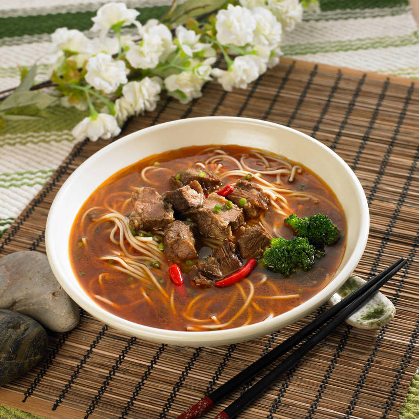 面食,面条,无人,横图,俯视,室内,特写,白天,烹饪,中餐,石头,餐桌,筷子,桌子,辣椒,蔬菜,餐具,一双,竹制,新鲜,装饰,盛开,布料,石子,陶瓷,西兰花,面,肉,牛肉,料理,食品,筷架,陶瓷制品,花蕾,布纹,筷枕,文化,传统,菜肴,美食,肉类,桌布,花,花瓣,花朵,鲜花,食物,两个,一个,白色,餐巾,容器,垫子,台布,碗,花苞,花蕊,中式,鹅卵石,佳肴,牛肉面,有机食品,绿色食品,单个,餐台,中华料理,储藏,礼节,华丽,修饰,筷子架,点缀,竹制品,储存,礼仪,肉食,按摩石,辣角,红海椒,大椒,辣虎,广椒,衬托,美观,雅致,雅观,甘蓝花,进餐用具,石块,辣子,红辣椒,海椒,番椒,餐桌布,彩图,高角度拍摄,绿菜花,绿花菜,青花菜,蔬菜皇冠,贮存,牛肉拉面,shjb1,红烧牛肉面