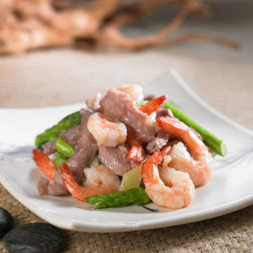 无人,横图,俯视,室内,特写,白天,烹饪,中餐,石头,餐桌,桌子,芦笋,蔬菜,餐具,一堆,许多,阴影,堆叠,堆积,竹制,朦胧,模糊,新鲜,反射,布料,碟子,盘,石子,影子,陶瓷,肉,虾仁,料理,食品,陶瓷制品,很多,布纹,肉丝,菜肴,美食,肉类,桌布,食物,两个,一个,白色,盘子,餐巾,垫子,碟,台布,中式,鹅卵石,佳肴,有机食品,绿色食品,单个,餐台,中华料理,堆,虾肉,竹制品,肉食,按摩石,石块,猪尾巴,药鸡豆子,石刁柏,蚂蚁杆,龙须菜,狼尾巴根,餐桌布,彩图,高角度拍摄,shjb1,芦笋炒虾仁,虾仁炒芦笋