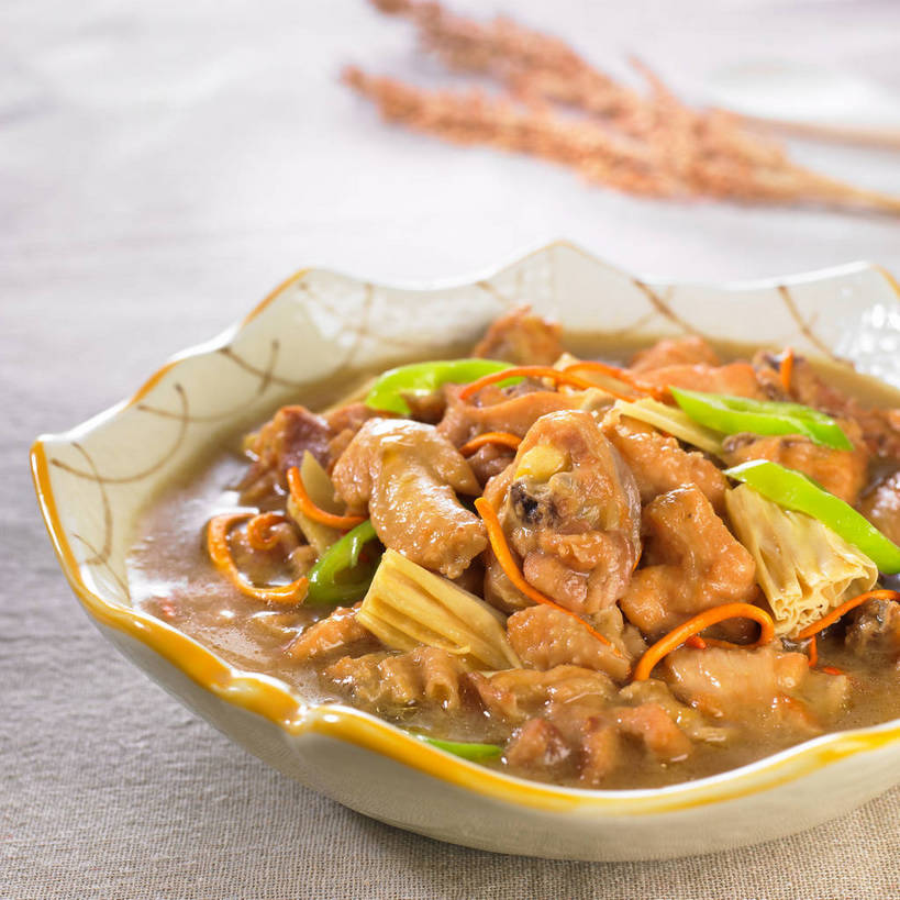 无人,横图,俯视,室内,特写,白天,烹饪,中餐,餐桌,桌子,萝卜,胡萝卜,蔬菜,餐具,一堆,许多,阴影,堆叠,堆积,朦胧,模糊,新鲜,反射,布料,碟子,盘,影子,陶瓷,鸡肉,肉,料理,食品,陶瓷制品,很多,布纹,豆腐皮,菜肴,美食,肉类,桌布,食物,一个,盘子,餐巾,碟,台布,中式,佳肴,有机食品,绿色食品,单个,餐台,中华料理,堆,黄萝卜,番萝卜,腐竹,肉食,豆腐衣,油皮,红萝卜,甘荀,餐桌布,彩图,高角度拍摄,丁香萝卜,胡芦菔金,金笋,shjb1,鸡块烧腐竹