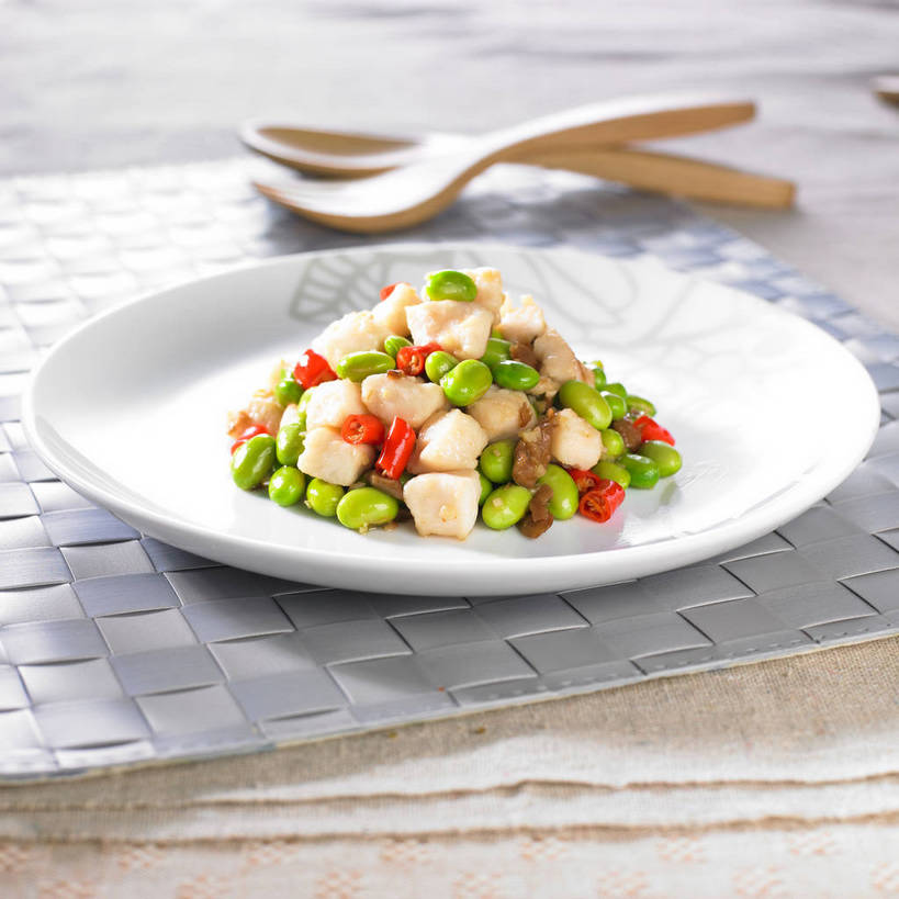 无人,横图,俯视,室内,特写,白天,烹饪,中餐,植物,餐桌,桌子,豆,大豆,辣椒,蔬菜,餐具,一堆,许多,阴影,堆叠,堆积,朦胧,模糊,新鲜,反射,木制,布料,叉子,碟子,盘,影子,勺子,陶瓷,豆类,豆子,毛豆,调味,红烧,鸡肉,肉,香料,佐料,料理,食品,陶瓷制品,很多,两把,布纹,菜肴,美食,肉类,桌布,食物,一个,盘子,餐巾,木制品,调羹,碟,台布,汤匙,中式,佳肴,有机食品,绿色食品,单个,餐台,中华料理,堆,配料,肉食,鸡丁,餐叉,豆科,辣角,红海椒,大椒,辣虎,广椒,作料,枝豆,进餐用具,辣子,黄豆,红辣椒,海椒,番椒,餐桌布,彩图,高角度拍摄,shjb1,鸡丁炒毛豆,毛豆炒鸡丁