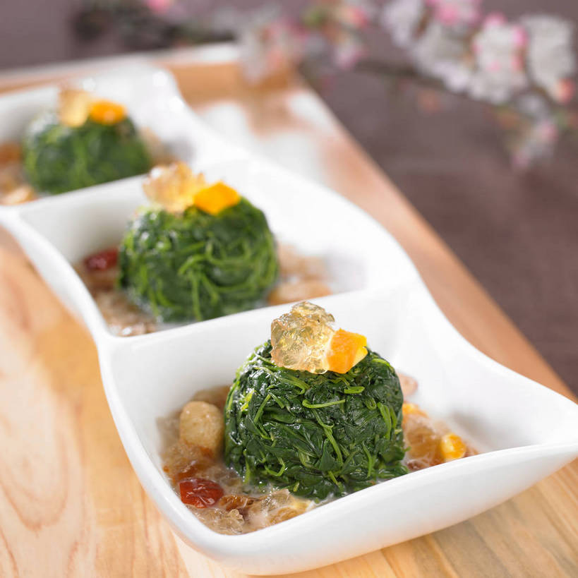 点心,无人,横图,俯视,室内,特写,白天,烹饪,中餐,餐桌,桌子,菠菜,蔬菜,餐具,阴影,朦胧,模糊,新鲜,装饰,盛开,反射,木制,碟子,盘,影子,陶瓷,料理,食品,甜点,甜品,枝条,案板,陶瓷制品,花蕾,冷盘,菜肴,美食,砧板,花,花瓣,花朵,鲜花,树枝,食物,一个,白色,盘子,木制品,碟,果冻,甜食,零食,花苞,花蕊,中式,冷菜,凉菜,佳肴,有机食品,绿色食品,单个,餐台,中华料理,华丽,修饰,点缀,啫喱,衬托,美观,雅致,雅观,虬枝,枝杈,鹦鹉菜,鼠根菜,角菜,红嘴绿鹦哥,赤根菜,菠薐菜,波斯草,彩图,高角度拍摄,凉拌菠菜,shjb1