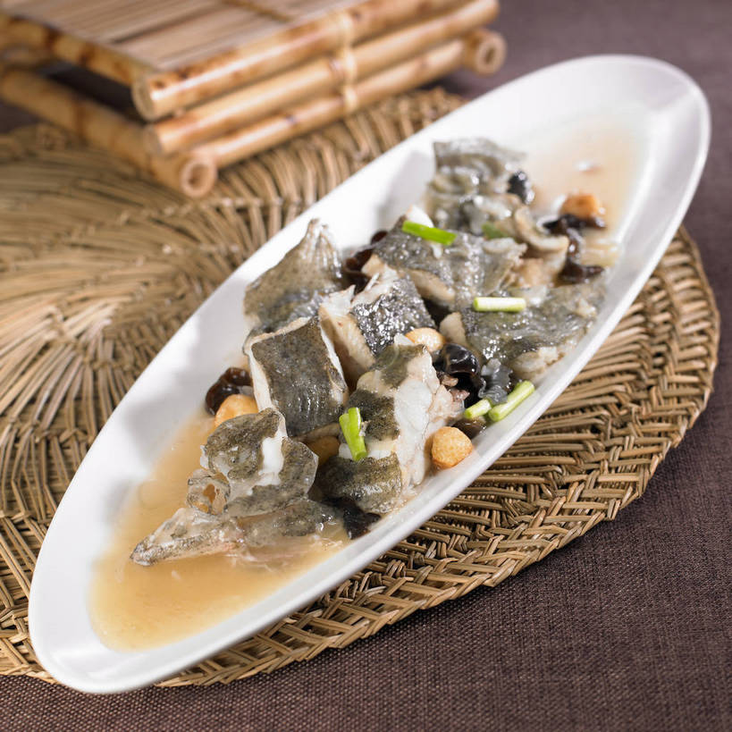 无人,横图,俯视,室内,特写,白天,烹饪,中餐,餐桌,桌子,蔬菜,蒜,餐具,竹制,朦胧,模糊,新鲜,碟子,盘,陶瓷,葱,青葱,调味,肉,香料,鱼肉,佐料,料理,食品,陶瓷制品,蒜头,菜肴,美食,肉类,食物,一个,盘子,垫子,碟,中式,佳肴,有机食品,绿色食品,单个,餐台,中华料理,配料,竹制品,肉食,蒸菜,作料,胡蒜,大蒜,彩图,高角度拍摄,清蒸鱼,shjb1