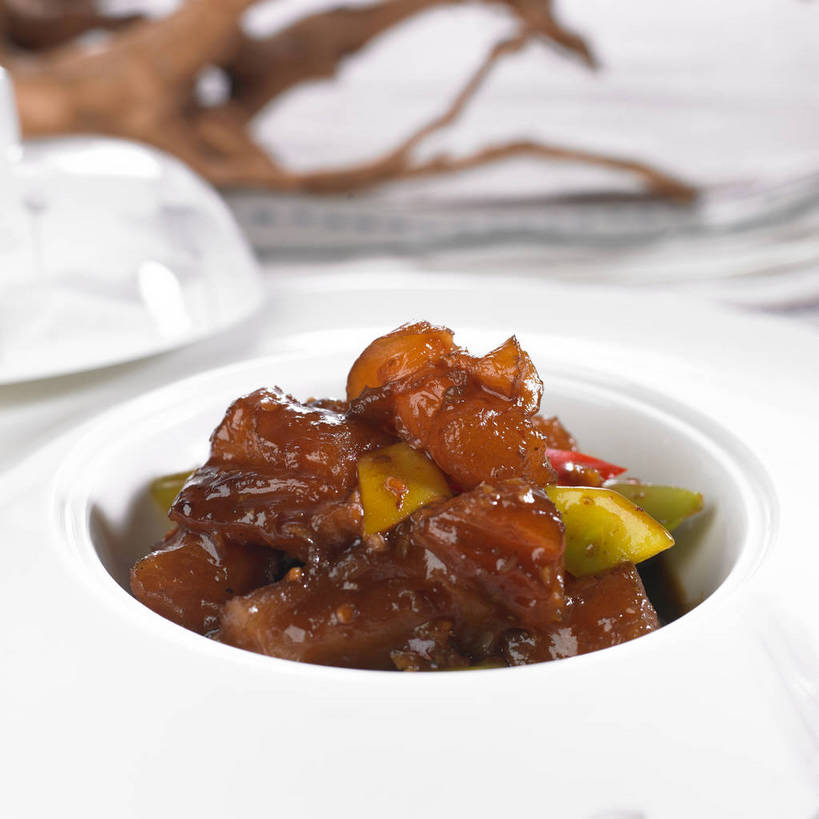 海鲜,无人,横图,俯视,室内,特写,白天,烹饪,中餐,餐桌,桌子,蔬菜,一堆,许多,阴影,堆叠,堆积,朦胧,模糊,新鲜,反射,影子,陶瓷,青椒,料理,食品,陶瓷制品,很多,水产,菜肴,美食,海洋生物,食物,白色,容器,碗,中式,佳肴,有机食品,绿色食品,餐台,中华料理,储藏,堆,海参,储存,水生动物,海产品,水生物,棘皮动物,海底动物,大椒,菜椒,甜椒,柿子椒,灯笼椒,彩图,高角度拍摄,鲁菜,贮存,山东菜,shjb1,红烧海参