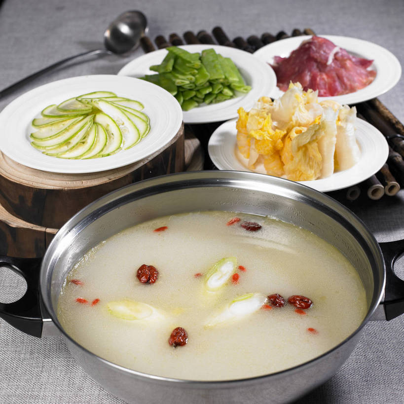 无人,横图,俯视,室内,特写,白天,烹饪,中餐,植物,餐桌,桌子,黄瓜,蔬菜,厨具,一把,一堆,许多,阴影,堆叠,堆积,竹制,新鲜,反射,影子,勺子,豆类,豆子,豌豆,肉,料理,食品,很多,火锅,荷兰豆,菜肴,美食,肉类,食物,垫子,调羹,汤匙,中式,枣,红枣,佳肴,有机食品,绿色食品,餐台,中华料理,堆,竹制品,枣子,雪豆,肉食,烹饪用具,豆科,寒豆,毕豆,麻累,国豆,小寒豆,麦豌豆,大枣,烹调用具,青瓜,胡瓜,烹调,彩图,高角度拍摄,shjb1,铜火锅