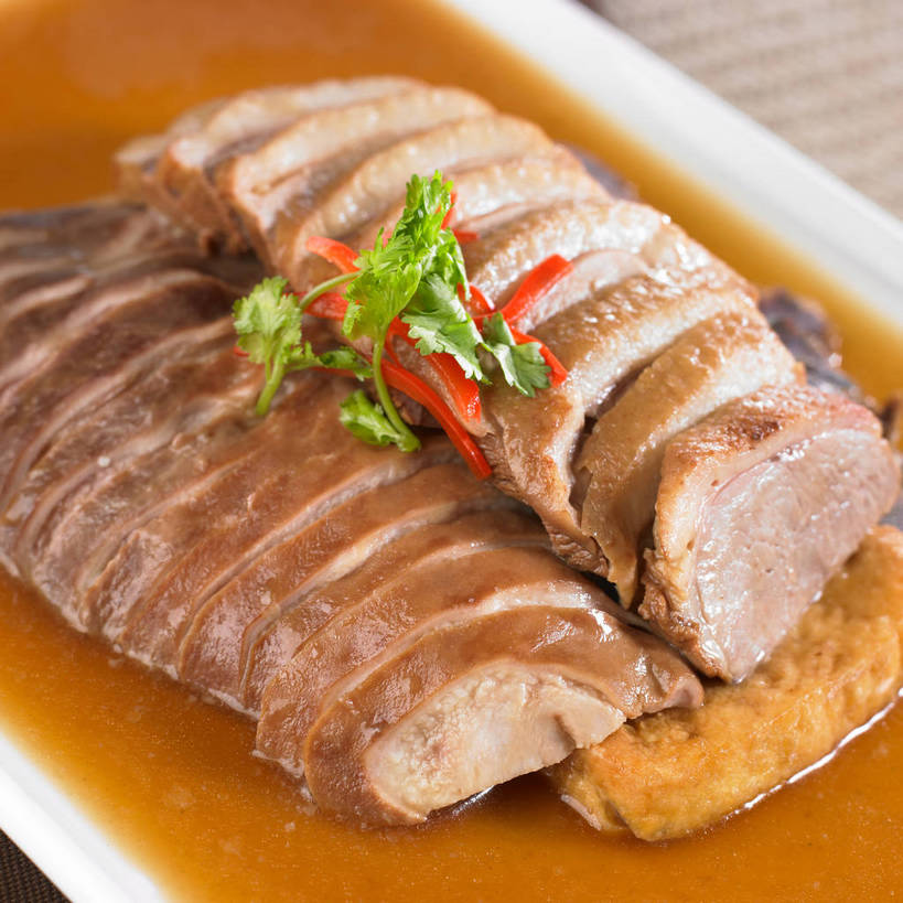 无人,横图,俯视,室内,特写,白天,烹饪,中餐,餐桌,桌子,辣椒,蔬菜,餐具,一排,许多,切开,新鲜,整齐,装饰,并列,并排,碟子,盘,陶瓷,香菜,红烧,肉,料理,食品,陶瓷制品,很多,菜肴,美食,肉类,食物,排列,一个,盘子,碟,切,中式,佳肴,有机食品,绿色食品,单个,餐台,中华料理,华丽,修饰,点缀,队列,卤味,平行,剖面,肉食,彩椒,切面,辣角,红海椒,大椒,辣虎,广椒,胡菜,香荽,原荽,园荽,芫荽,衬托,美观,雅致,雅观,胡荽,莞荽,芫茜,芫蓿,莚葛草,莚荽菜,甜椒,柿子椒,辣子,海椒,番椒,灯笼椒,彩图,高角度拍摄,红卤,卤菜,shjb1