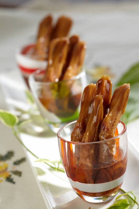 无人,竖图,俯视,室内,特写,白天,烹饪,中餐,餐桌,桌子,杯子,叶子,许多,阴影,朦胧,模糊,装饰,反射,布料,影子,肉,料理,食品,绿叶,很多,布纹,鸭肉,菜肴,美食,肉类,玻璃制品,桌布,食物,三个,餐巾,水杯,台布,中式,嫩叶,佳肴,餐台,中华料理,华丽,修饰,点缀,肉食,鸭舌,衬托,美观,雅致,雅观,叶,叶片,玻璃杯,餐桌布,彩图,高角度拍摄,shjb1,香卤鸭舌