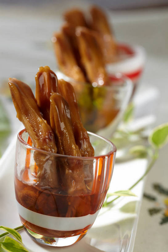 无人,竖图,俯视,室内,特写,白天,烹饪,中餐,餐桌,桌子,杯子,叶子,许多,阴影,朦胧,模糊,装饰,反射,布料,影子,肉,料理,食品,绿叶,很多,布纹,鸭肉,菜肴,美食,肉类,玻璃制品,桌布,食物,三个,餐巾,水杯,台布,中式,嫩叶,佳肴,餐台,中华料理,华丽,修饰,点缀,肉食,鸭舌,衬托,美观,雅致,雅观,叶,叶片,玻璃杯,餐桌布,彩图,高角度拍摄,shjb1,香卤鸭舌