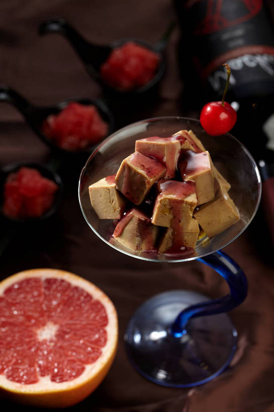 肝脏,无人,竖图,俯视,室内,特写,白天,烹饪,中餐,餐桌,桌子,樱桃,杯子,水果,一堆,许多,堆叠,堆积,新鲜,红烧,肉,生食,料理,食品,果实,很多,鸭肉,菜肴,美食,肉类,玻璃制品,食物,一个,水杯,果酱,中式,佳肴,有机食品,绿色食品,单个,餐台,中华料理,堆,甜橙,血橙,肉食,果子酱,鸭肝,肝,玻璃杯,樱珠,莺桃,英桃,楔桃,牛桃,荆桃,橙子,橙,彩图,高角度拍摄,鹄壳,黄橙,黄果,金橙,金环,金球,糖橙,红橙,shjb1