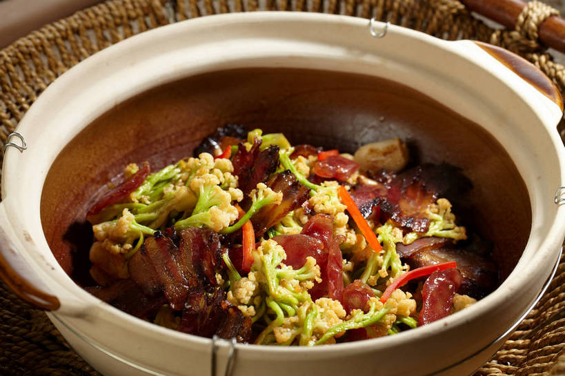 无人,交叉,横图,俯视,室内,特写,白天,烹饪,中餐,餐桌,桌子,竹子,蔬菜,一堆,许多,堆叠,堆积,竹制,朦胧,模糊,新鲜,编织,篮子,陶瓷,花菜,花椰菜,调味,肉,香料,佐料,料理,食品,陶瓷制品,很多,猪肉,腊肉,菜肴,美食,肉类,菜花,食物,一个,白色,容器,竹篮,碗,中式,佳肴,有机食品,绿色食品,单个,餐台,中华料理,储藏,竹条,堆,椰菜花,交织,配料,竹制品,储存,肉食,豚肉,作料,穿插,彩图,高角度拍摄,贮存,shjb1,炒腊肉