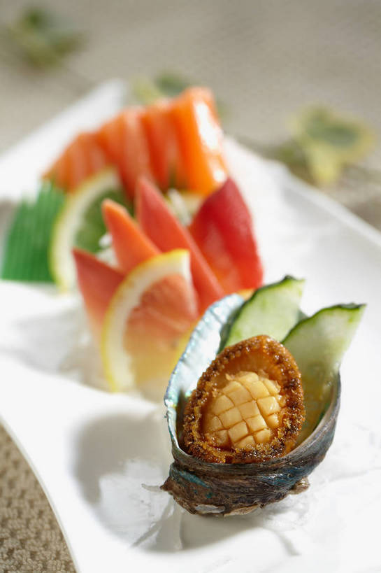 海鲜,拼盘,三文鱼,无人,竖图,俯视,室内,特写,白天,烹饪,餐桌,桌子,鲑鱼,柠檬,黄瓜,蔬菜,餐具,水果,阴影,新鲜,反射,鱼,布料,碟子,盘,影子,陶瓷,肉,生食,鱼肉,日本料理,料理,食品,果实,陶瓷制品,布纹,蔬果,水产,冷盘,菜肴,美食,肉类,鱼类,海洋生物,桌布,食物,一个,白色,盘子,餐巾,碟,台布,日式料理,日式,冷菜,凉菜,鲍鱼,佳肴,有机食品,绿色食品,单个,餐台,石决明,水生动物,海产品,水生物,肉食,海底动物,北极贝,鲑,鳆鱼,镜面鱼,明目鱼,三文鱼刺身,益母果,柠果,青瓜,胡瓜,餐桌布,彩图,高角度拍摄,刺身,shjb1,北极贝刺身,刺身拼盘