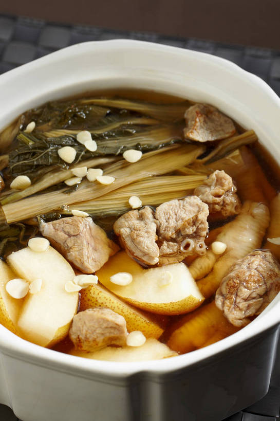 骨骼,无人,竖图,俯视,室内,特写,白天,烹饪,中餐,餐桌,桌子,梨,蔬菜,水果,新鲜,陶瓷,排骨,肉,生食,汤,料理,食品,果实,陶瓷制品,骨头,蔬果,猪肉,菜肴,美食,肉类,食物,一个,容器,碗,中式,香梨,佳肴,有机食品,绿色食品,单个,餐台,中华料理,储藏,骨架,储存,小排,肉食,豚肉,生梨,彩图,高角度拍摄,排骨汤,贮存,shjb1