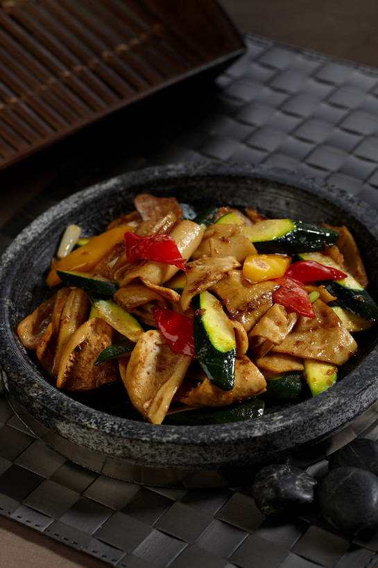 内脏,无人,竖图,俯视,室内,特写,白天,烹饪,中餐,餐桌,桌子,辣椒,蔬菜,厨具,一堆,许多,堆叠,堆积,新鲜,布料,锅子,石锅,调味,肉,香料,佐料,料理,食品,很多,布纹,锅,猪肉,辣炒猪肚,猪肚,菜肴,美食,肉类,桌布,食物,一个,餐巾,台布,中式,佳肴,有机食品,绿色食品,单个,餐台,锅具,中华料理,堆,配料,肉食,彩椒,烹饪用具,辣角,红海椒,大椒,辣虎,广椒,豚肉,作料,肚子,烹调用具,甜椒,柿子椒,辣子,海椒,番椒,灯笼椒,餐桌布,烹调,彩图,高角度拍摄,辣椒炒猪肚,shjb1