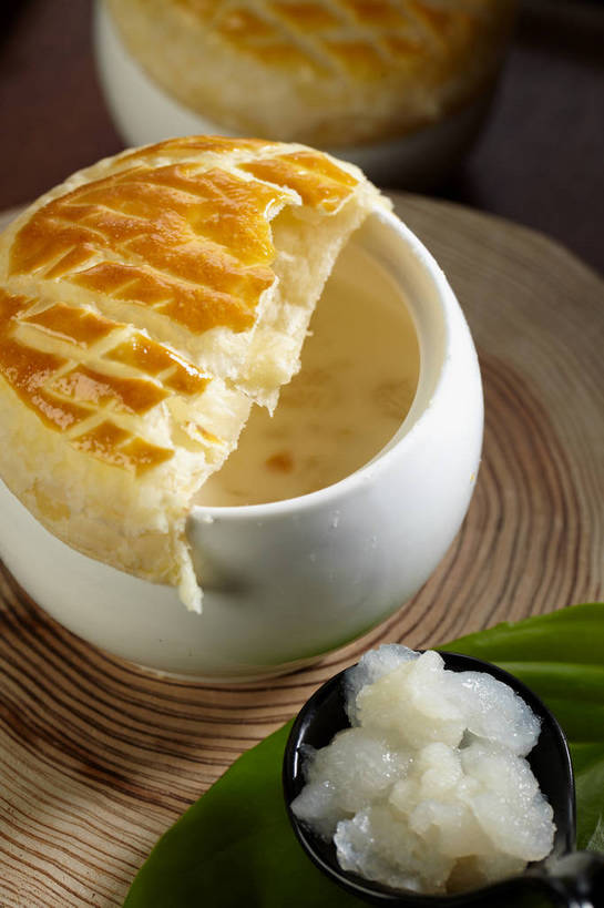 无人,竖图,俯视,室内,特写,白天,烹饪,西餐,餐桌,桌子,叶子,木制,陶瓷,汤,料理,食品,绿叶,案板,陶瓷制品,菜肴,美食,砧板,食物,一个,白色,木制品,容器,碗,嫩叶,西式,佳肴,单个,餐台,储藏,储存,羹汤,叶,叶片,彩图,高角度拍摄,贮存,shjb1,酥皮汤