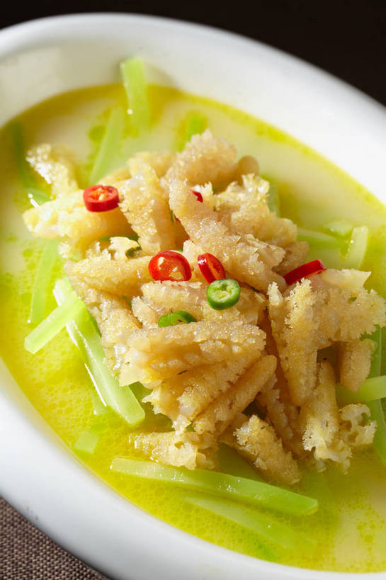 无人,竖图,俯视,室内,特写,白天,烹饪,中餐,餐桌,桌子,辣椒,蔬菜,一堆,许多,堆叠,堆积,新鲜,陶瓷,莴苣,莴笋,肉,料理,食品,陶瓷制品,很多,猪肉,冷盘,菜肴,美食,肉类,食物,一个,白色,容器,碗,中式,冷菜,凉菜,佳肴,有机食品,绿色食品,单个,餐台,中华料理,肉皮,储藏,堆,储存,肉食,辣角,红海椒,大椒,辣虎,广椒,豚肉,香笋,千金菜,猪肉皮,辣子,红辣椒,海椒,番椒,彩图,高角度拍摄,贮存,shjb1,莴笋拌猪皮